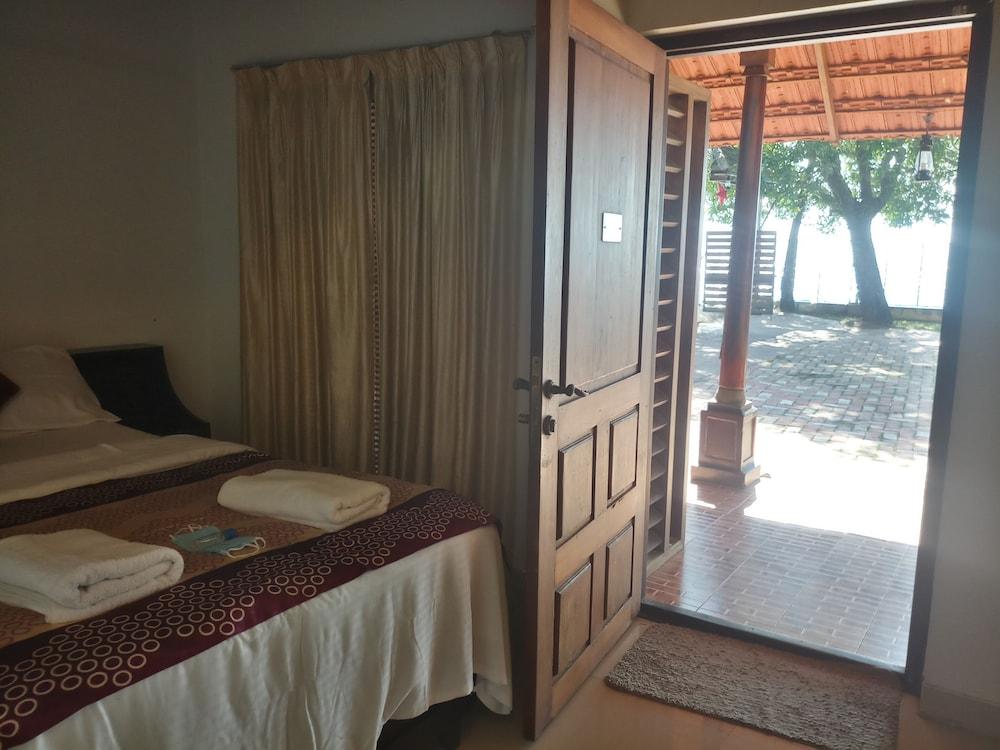 Saro Lake County Kumarakom Exteriör bild