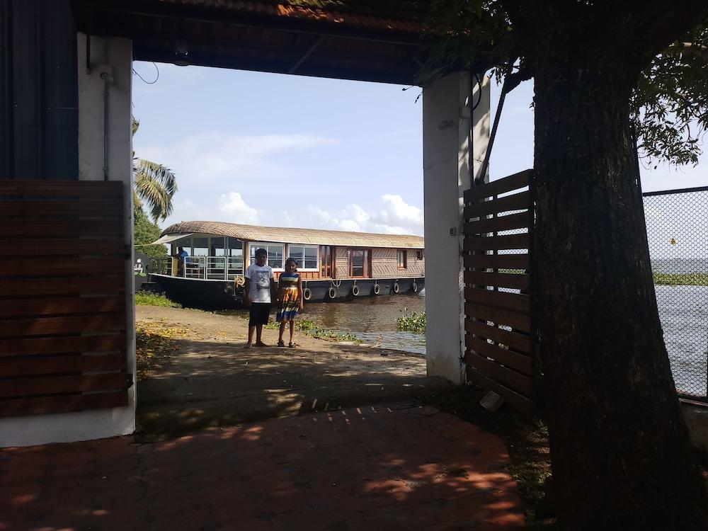 Saro Lake County Kumarakom Exteriör bild