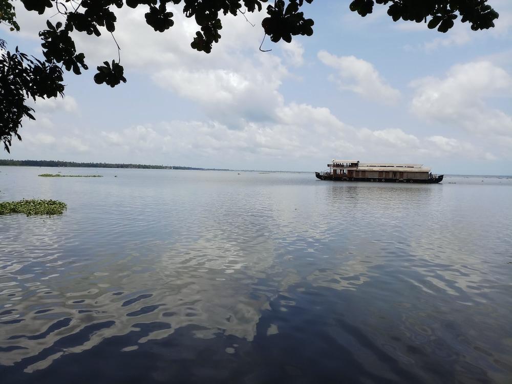 Saro Lake County Kumarakom Exteriör bild