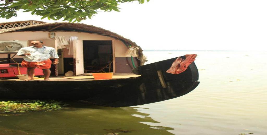 Saro Lake County Kumarakom Exteriör bild