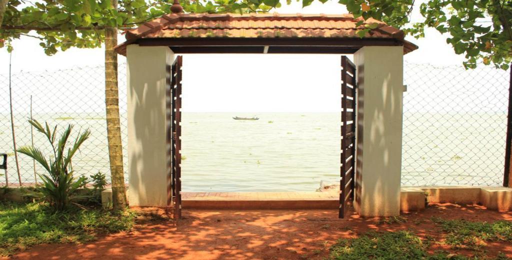 Saro Lake County Kumarakom Exteriör bild