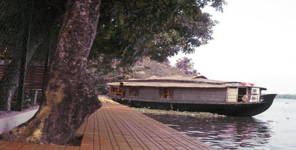 Saro Lake County Kumarakom Exteriör bild