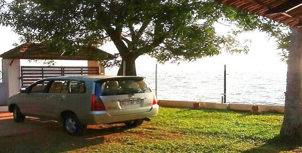 Saro Lake County Kumarakom Exteriör bild