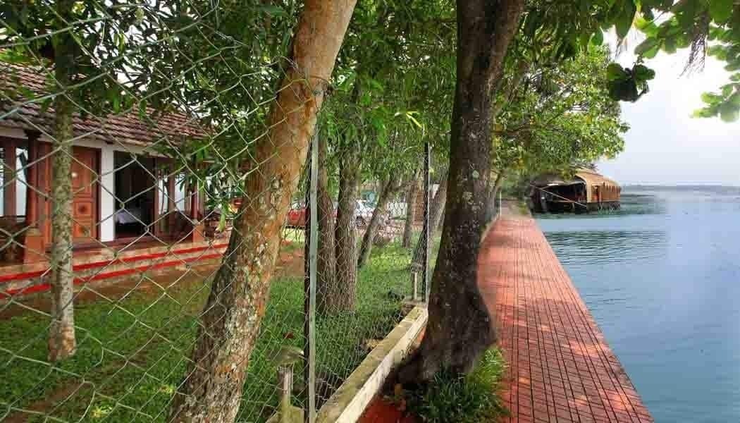 Saro Lake County Kumarakom Exteriör bild